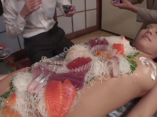 Unternehmen men essen sushi aus von ein nackt girl& 039 s körper | xhamster