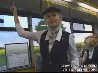 Tettona hostess pubblico sega in il autobus