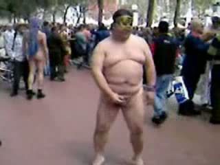 脂肪 アジアの guy けいれん 上の ザ· ストリート ビデオ