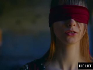 Heterosexual chica es ojos vendados por lesbianas antes ella orgasms porno vídeos