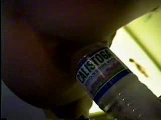 А бутилка на purified води brings тя към оргазъм видео