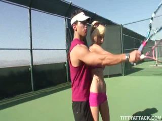 Morgan layne has plus que une tennis lesson