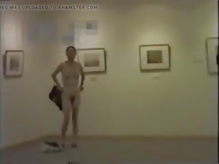 Zralý žena exposing akt na museum m, porno 8e