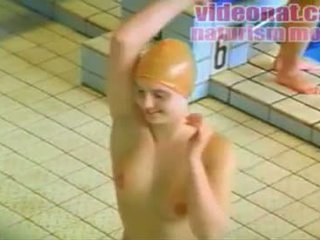 Lakuriq sport duke notuar pishinë - amatore vojer