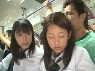 Two schoolgirls famlet i en buss