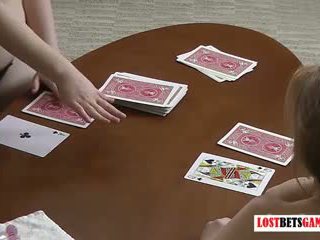 Two セクシー 熟女 遊ぶ a ゲーム の ストリップ blackjack