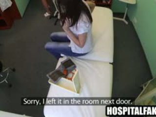 Rambut coklat pasien getting massaged oleh itu perawat
