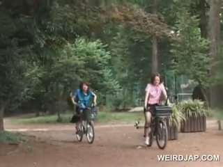 एशियन टीन sweeties राइडिंग bikes साथ dildos में उनके cunts