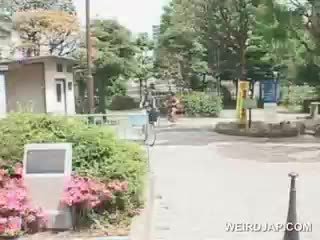 Aziatisch tiener sweeties getting twats alle nat terwijl rijden de bike