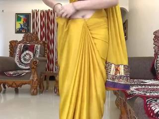 India desi bhabhi wearing yellow saree depan dari devar