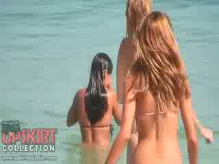 The cutie dolls në sexy bikinis are duke luajtur me the waves dhe getting spied në