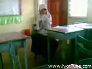 Vidéo - malibog na classmate pinakita ang pepe sa salle de classe