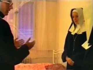 Priest 和 two nuns
