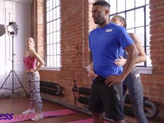 Fitness rooms savoureux stacey et julia parker interracial ffh gym plan a trois porno vidéos