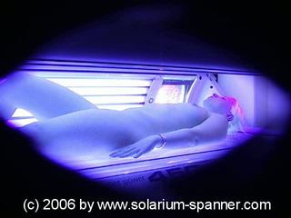 Solarium voyeur spannt im solarium