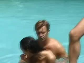तीन आदमी, two लड़कियों. सेक्स poolside