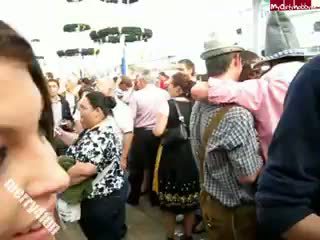 Offentlig blowjob ved oktoberfest!