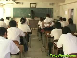 Austrumnieki mazulīte meitene stripped uz the klase istaba