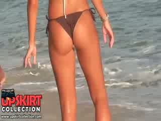 Il stretta bikini sederona di caldi pollastrella è sexily shaking quando lei è giocare con un ball