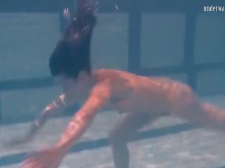 Unterwasser-Masturbation von Tauchermädchen Minnie Manga