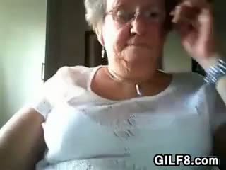 Vecchio donna flashing suo bello seni