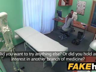 Fake hospital sexy reporter gets a la punto con mamada y duro sexo