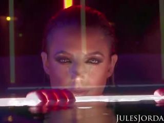 Jules jordan: mörk seduction angela vit fucks enligt neon lights vid natt