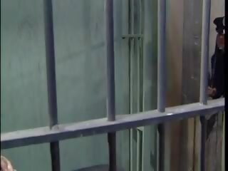Policewoman licking arrapato studentessa in galera