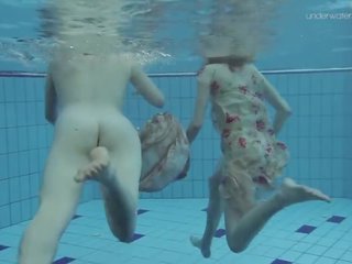 Two seksi berbulu beauties di bawah air