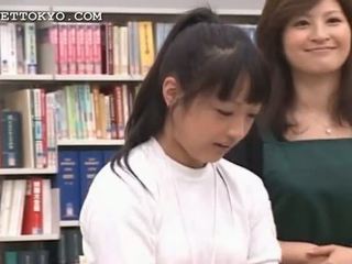 Bruna asiatico ragazza seducing suo scuola mista in il biblioteca