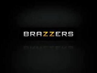 Brazzers - brazzers exxtra - прислужница към възпитаване сцена.