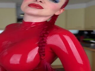 Miss fetilicious v červený latex mačacie oblečenie, hd porno f5
