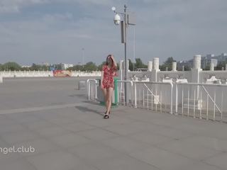 Kiinalainen tyttö kävellä alaston vanha monument julkinen katu kaupunki