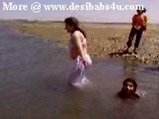 Pakistani sindhi karachi aunty khỏa thân river bath