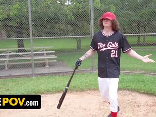 Sexy mylf callie brooks mosto portare un less-than-spectacular baseball team a stardom