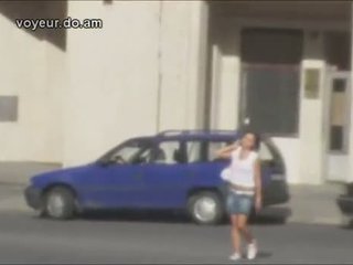 Sharking innocent dziewczyna na the ulica