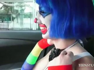 Clown fille gets sur une hardcore sexe tour