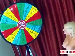 6 incredibly יפה בנות לשחק spin the wheel של nudity