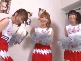 Három nagy cicik japán cheerleaders sharing fasz