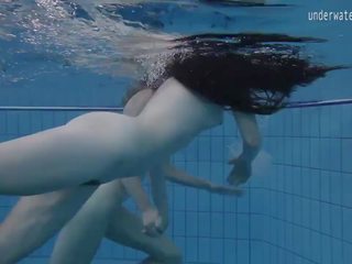 Two caliente lesbianas en la piscina loving eachother: gratis porno 42