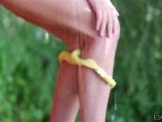 Miang/gatal brett rossi masturbates dalam yang hujan video