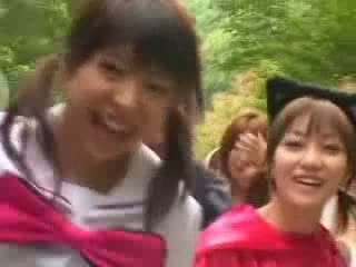 Adoleshent orgji në japoneze autobuz në picnic video