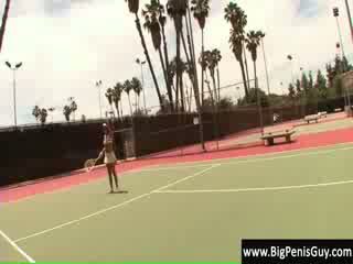 Layla shows ei tenis skills și mai mult