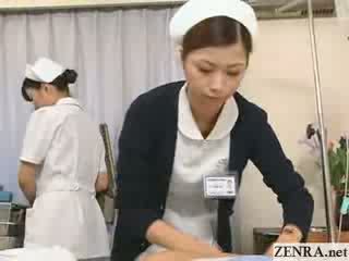 Jap enfermera practices su mano trabajo técnica