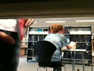 Grasso puttana flashing in pubblico biblioteca
