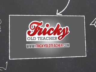 Tricky gammel teacher-greyhaired lærer plays med en søt two-tailed cutie