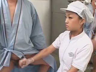 討厭 亞洲人 護士 rubbing 她的 patients starved 公雞