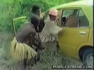 Afrikane vajzë fucked nga e bardhë kokosh në pyll