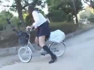 Giapponese ragazza cavalcare un vibrating bicicletta thru il città (public squirting)