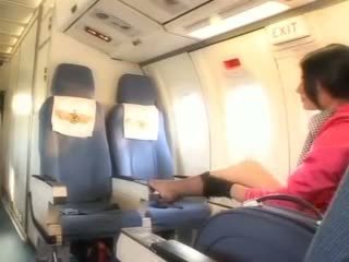 Sexig stewardessen sugande kuk före cunnilingus